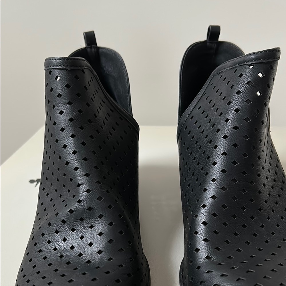 Arizona Jean Company Black Chelsea Ankle Boots